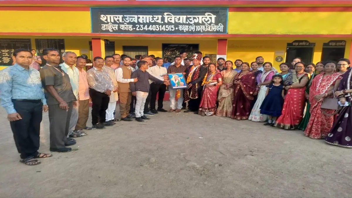 शिक्षक के सेवानिवृत्त पर बच्चों ने दी यादगार विदाई