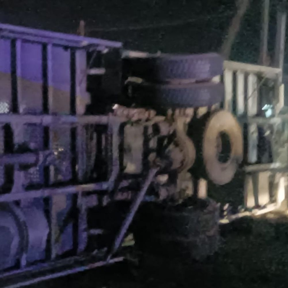 एनएच-30 पर कंटेनर पलटा, पीछे से ट्रक टकराया:दोनों वाहन क्षतिग्रस्त हुए; किनारे कर हाईवे को खुलवाया