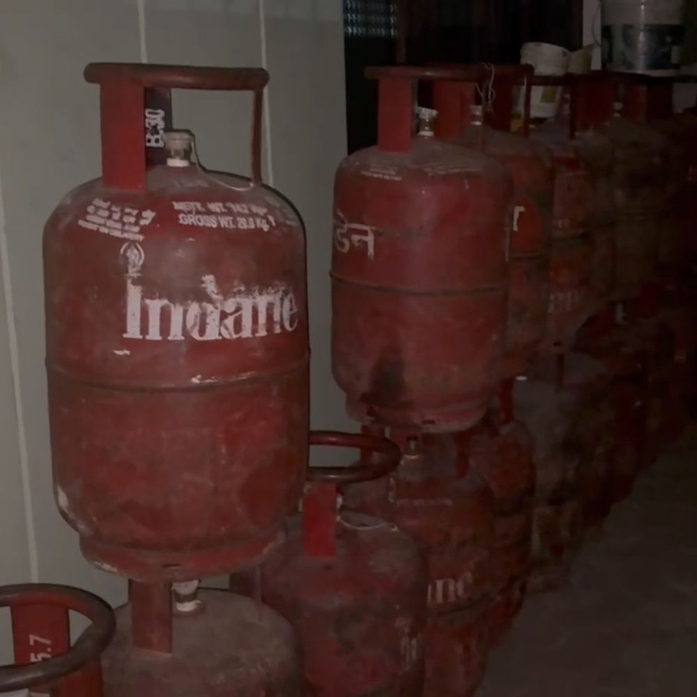 रिटायर्ड शिक्षक के घर अवैध गैस सिलेंडर मिले:छतरपुर में SDM, तहसीलदार और पुलिस की छापेमारी, 25 सिलेंडर जब्त