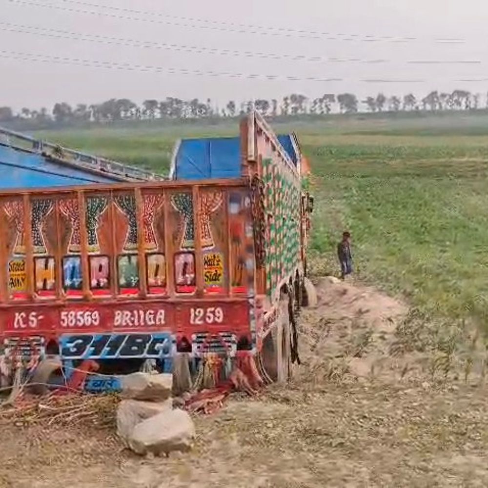 कटिहार में हाईवे पर मुर्गी दाना लदा ट्रक पलटा:ओवरटेक के दौरान हुआ हादसा; चालक-उपचालक सुरक्षित, बोरे सड़क पर बिखरे