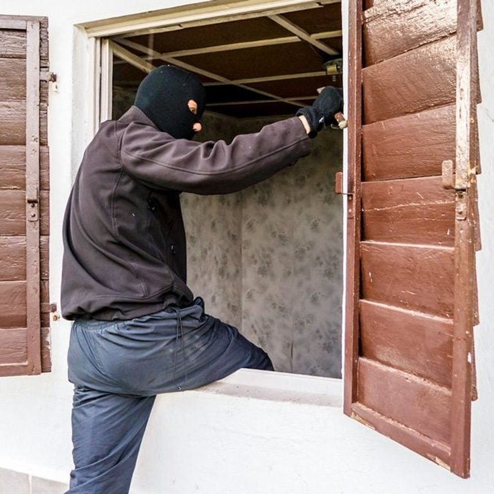 पानीपत में सोते हुए परिवार के घर सेंध:खूंटी पर टंगे पर्स से सोने के जेवरात चोरी, दूसरी चेन में रखा कैश-सिल्वर ज्वेलरी छुईं तक नहीं