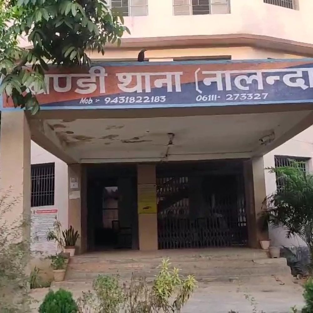 नालंदा में पुलिस लाइट-कारतूस के साथ दो युवक गिरफ्तार:आपराधिक साजिश नाकाम, चोरी के मोबाइल भी जब्त