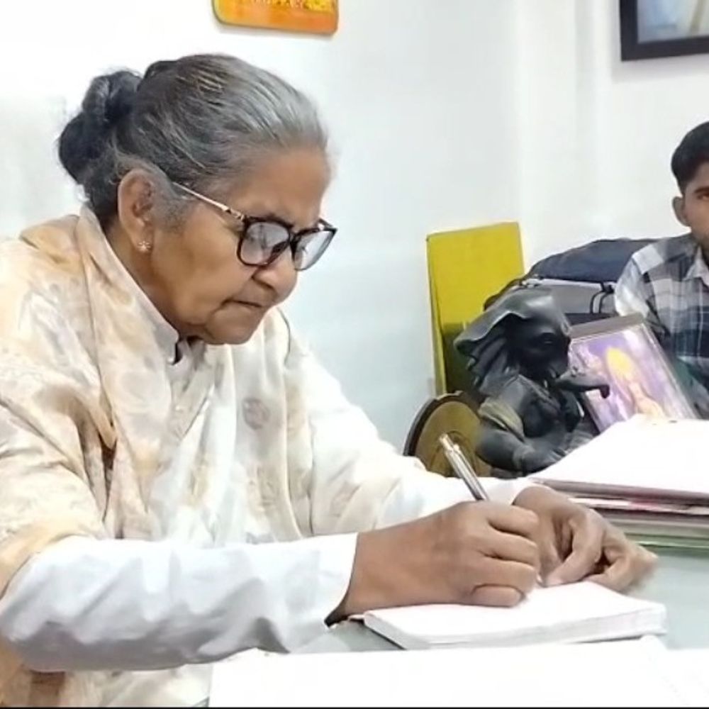 सिलेंडर बुकिंग-डिलीवरी को लेकर शिक्षामंत्री गुलाब देवी सख्त:संभल में बोलीं- समय पर डिलीवरी करें, महिलाओं की लंबी लाइन न लगे