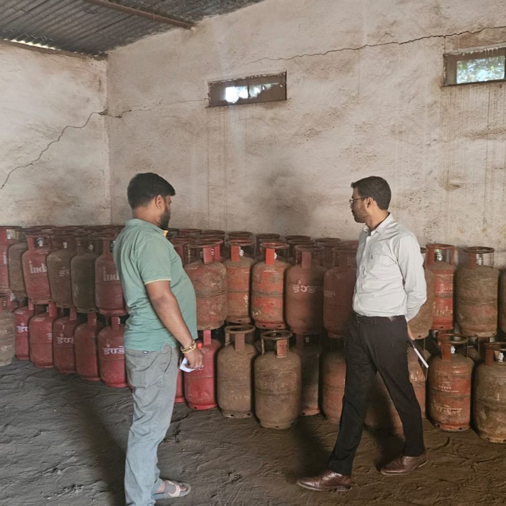 LPG सिलेंडर ब्लैक मार्केटिंग रोकने को प्रशासन की रेड:बांका में डिस्ट्रीब्यूशन मैनेजमेंट की चेकिंग; एजेंसियों पर एक्शन, DM के निर्देश पर अभियान