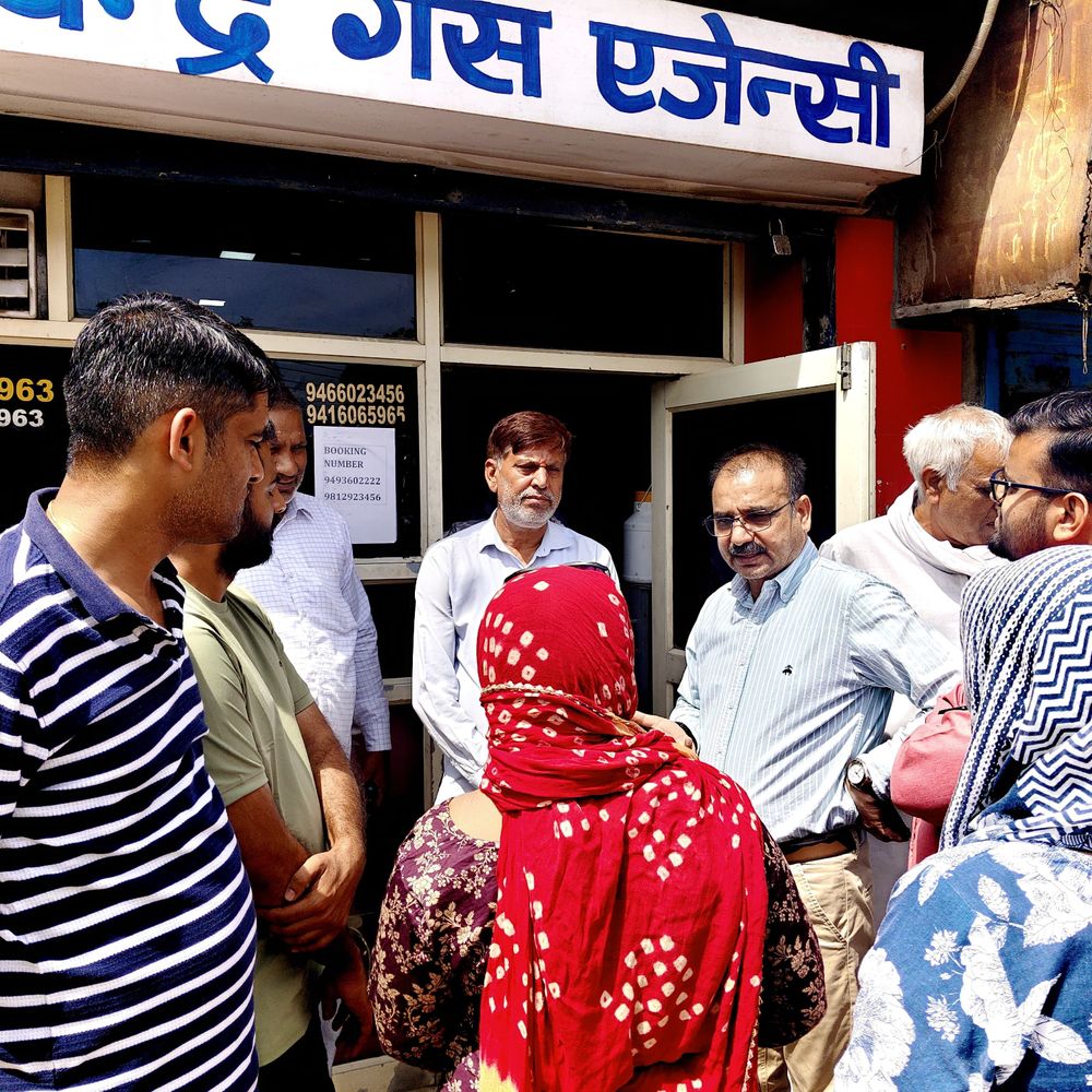 नारनौल में गैस एजेंसियों का औचक निरीक्षण:होम डिलीवरी सुनिश्चित करने के निर्देश, DC बोले, जिले में एलपीजी की कोई कमी नहीं