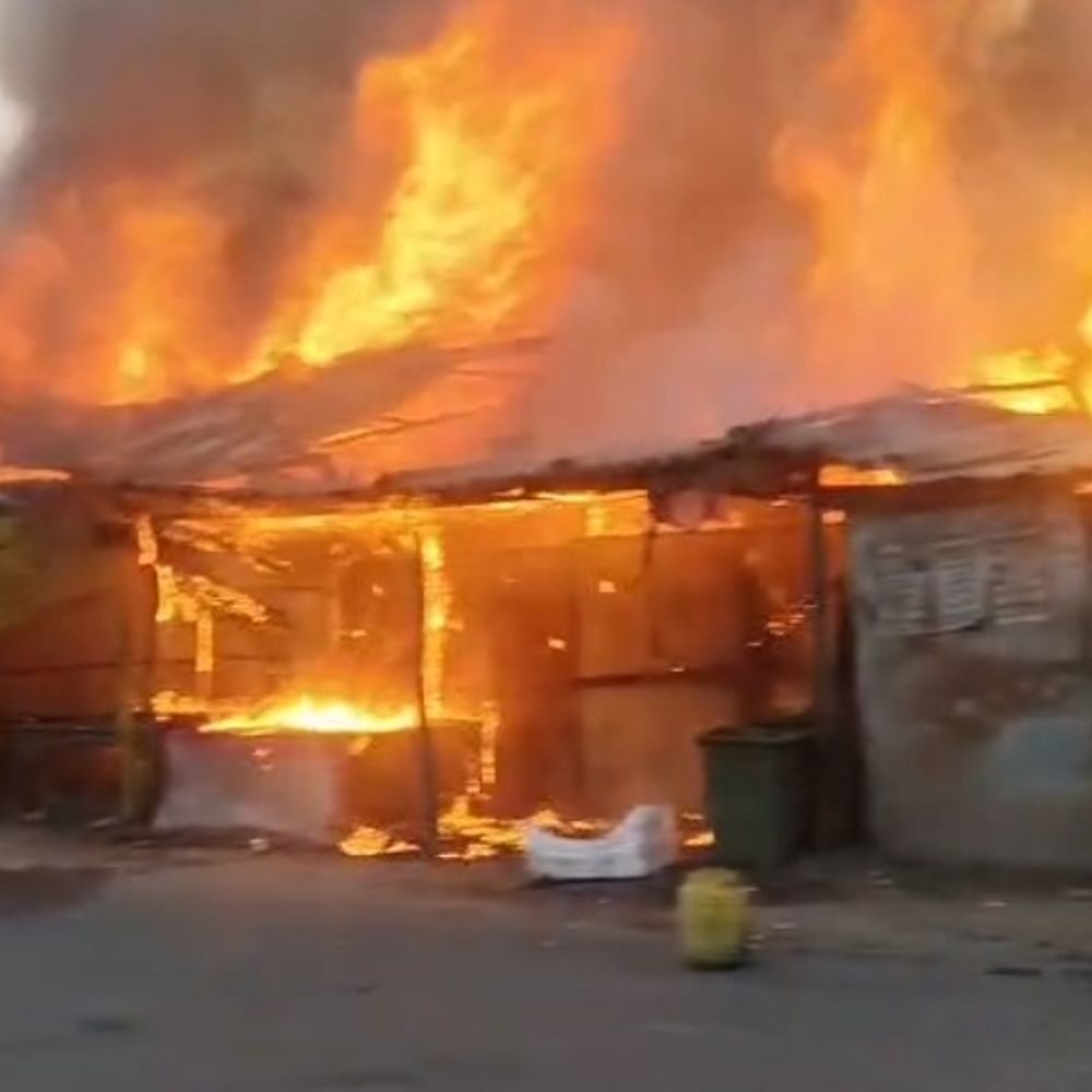 देवघर के बूढ़ेई बाजार में दुकान में लगी आग:लाखों की संपत्ति जलकर राख, फायर ब्रिगेड ने आग पर पाया काबू