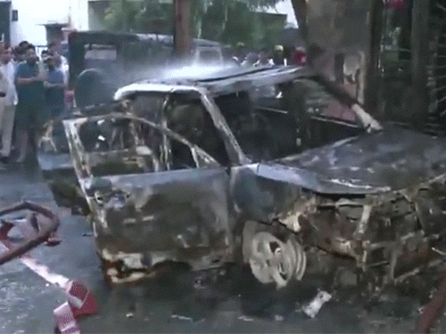 इंदौर में 7 लोग जिंदा जले, 3 झुलसे:इलेक्ट्रिक कार चार्जिंग के दौरान शॉर्ट सर्किट से हादसा, 4 सिलेंडर फटे