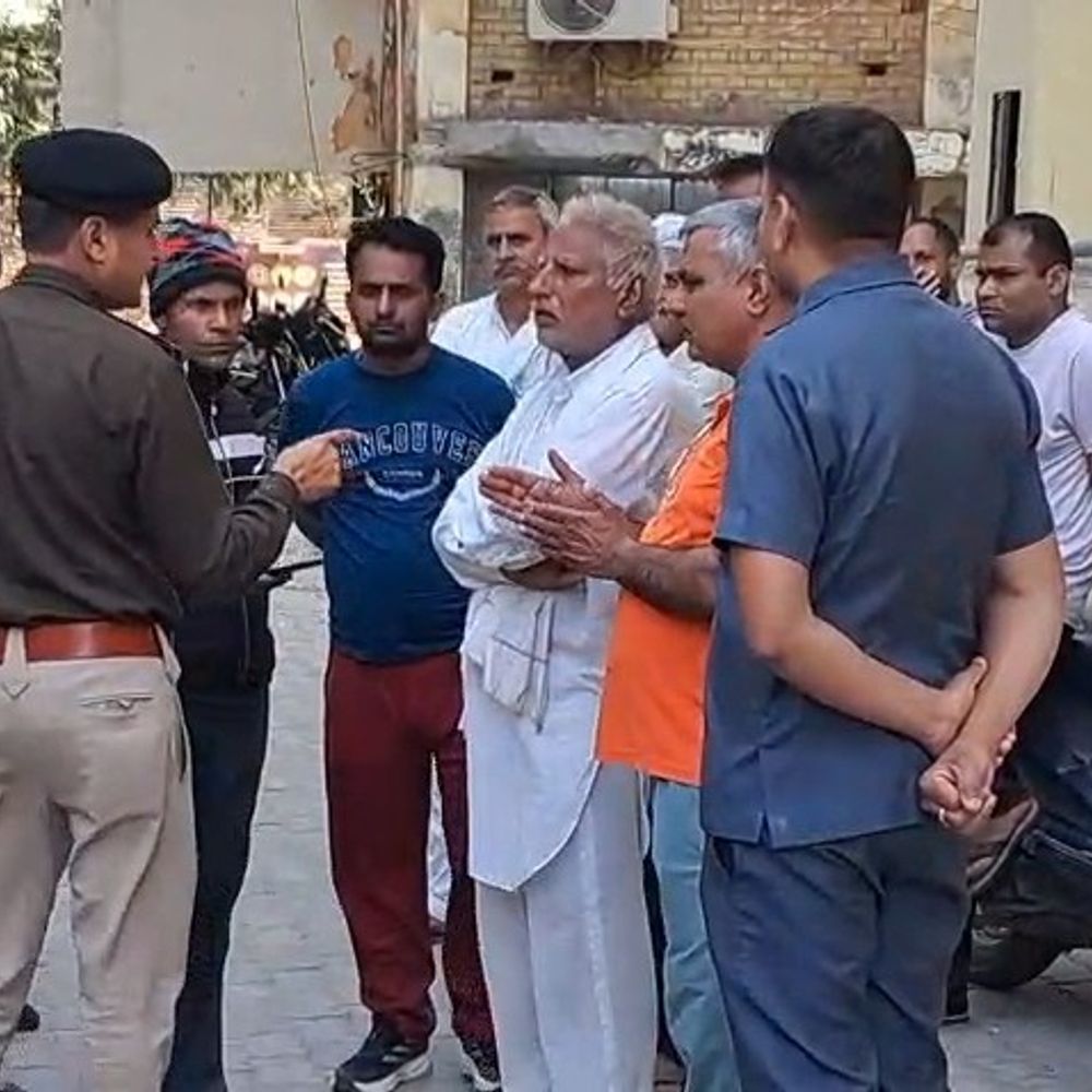 रेवाड़ी हादसे के बाद भड़के ग्रामीण, 4 घंटे रोड जाम:देर रात DSP के आश्वासन पर खोला; 2 महिलाओं की हुई थी मौत