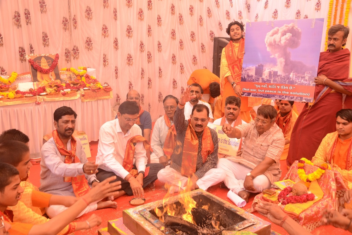 विश्व शांति के लिए अहमदाबाद में हुआ हवन