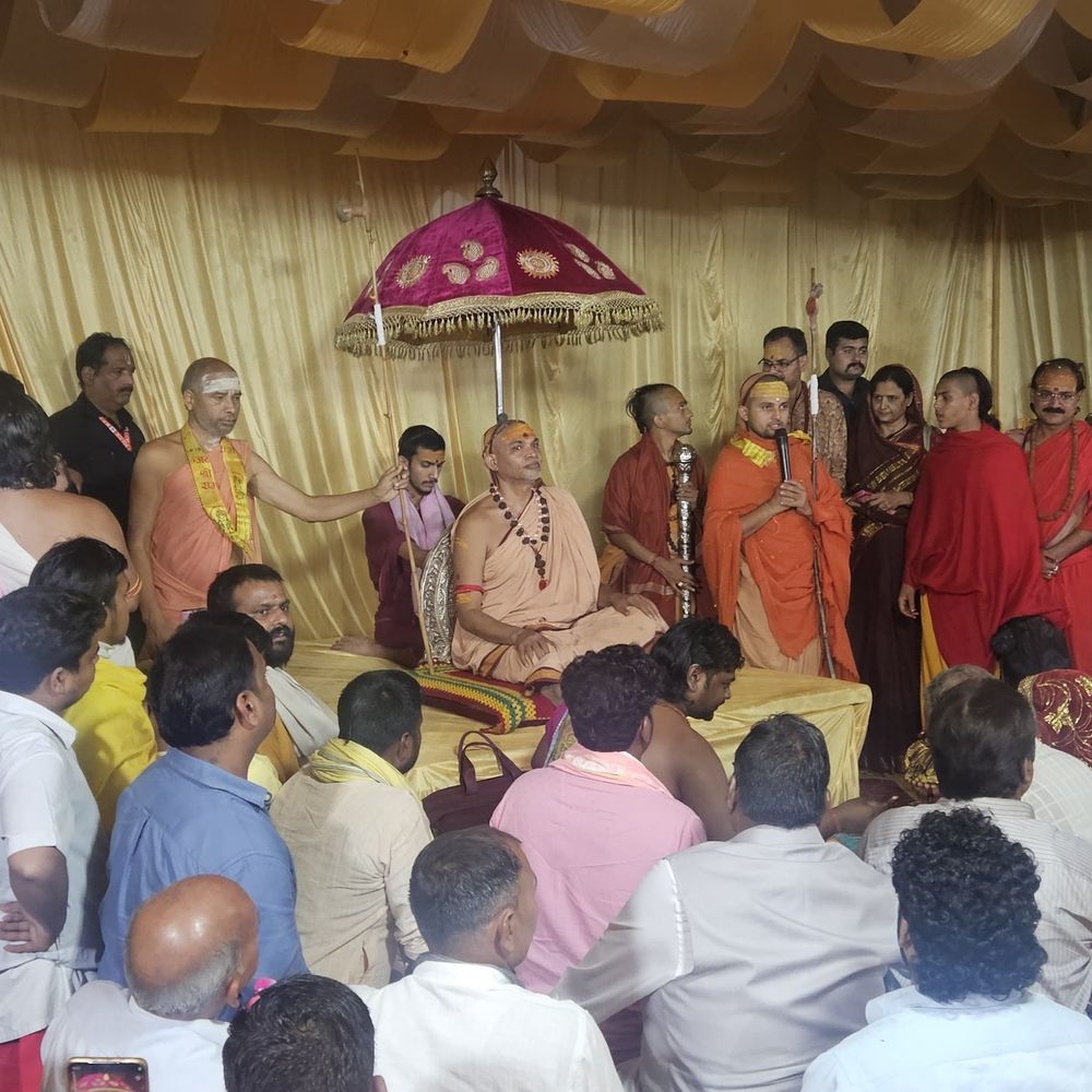 अविमुक्तेश्वरानंद सरस्वती नैमिषारण्य मंदिर पहुंचकर किया दर्शन पूजन:ललिता देवी और चक्रतीर्थ में पूजा की, सूर्यास्त के बाद रखा मौन