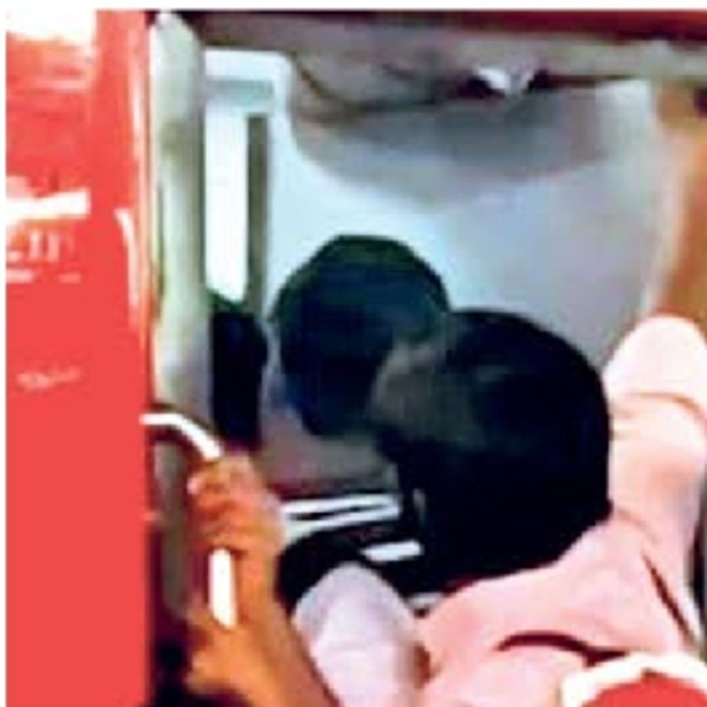 जनरल वाले यात्री जबरन स्लीपर कोच में घुसकर सीट पर बैठ गए, नोकझोंक