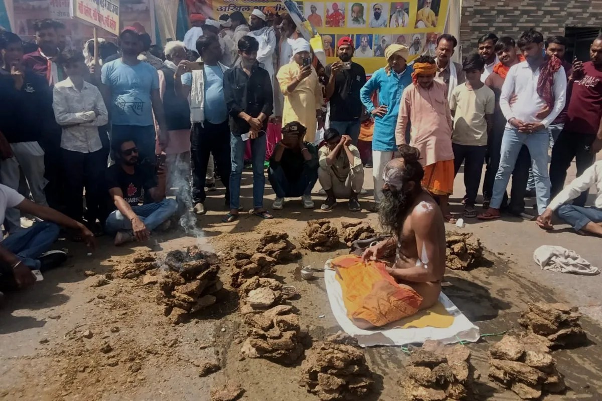 संतों ने कराया बरेठा टोल-फ्री, धूनी रमाकर बैठे, फास्टैग से टैक्स कटने पर किया हंगामा