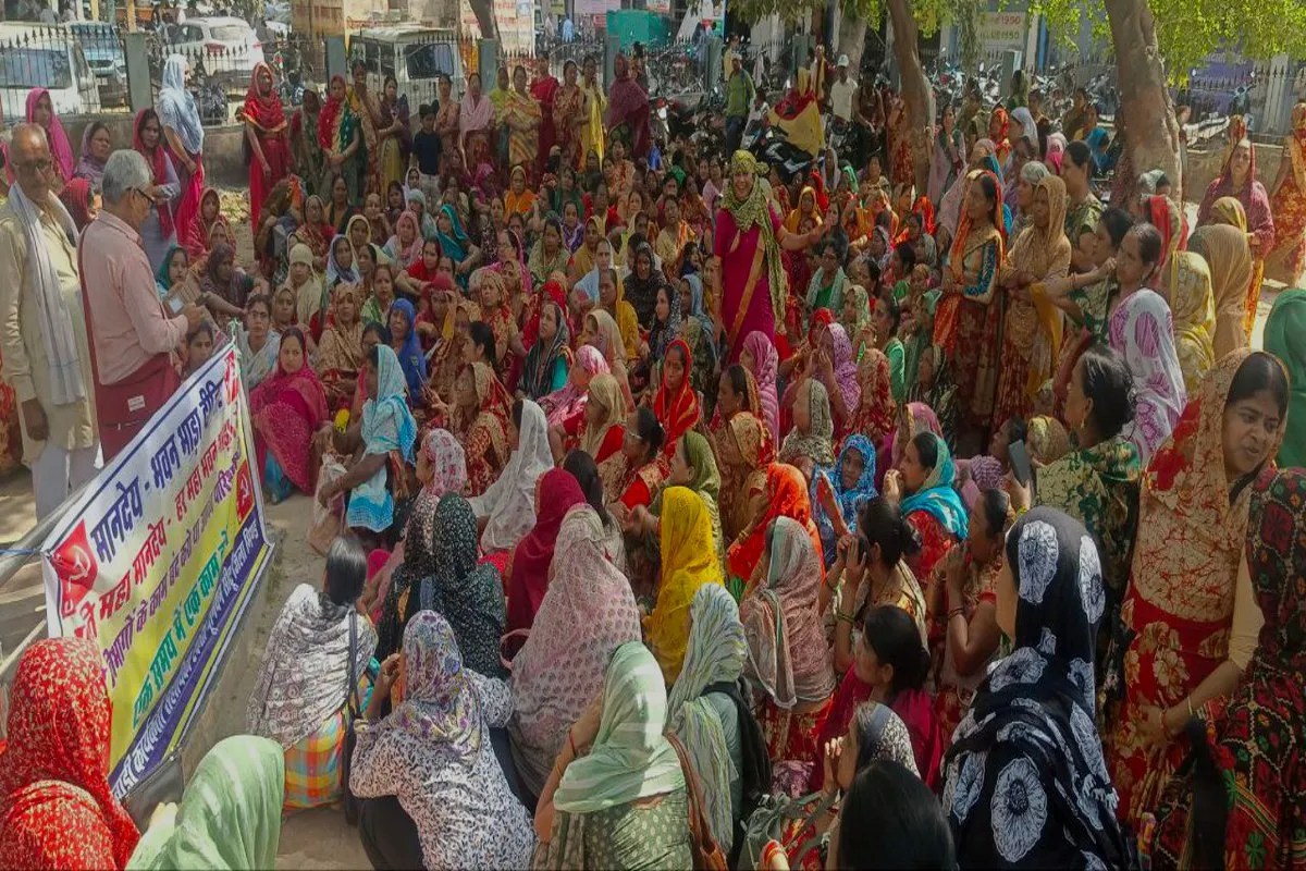 दो माह से नहीं मिला वेतन, आंगनबाड़ी कार्यकर्ताओं ने किया कलेक्ट्रेट का घेराव