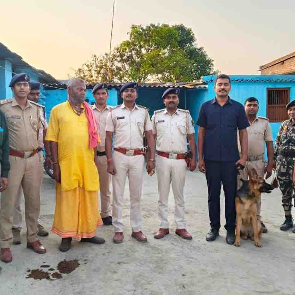 106 ग्राम गांजा-चोरी की बाइक के साथ दो गिरफ्तार:मोतिहारी में पुड़िया बनाकर ग्राहकों को बेचता था, आरोपी के खिलाफ FIR दर्ज