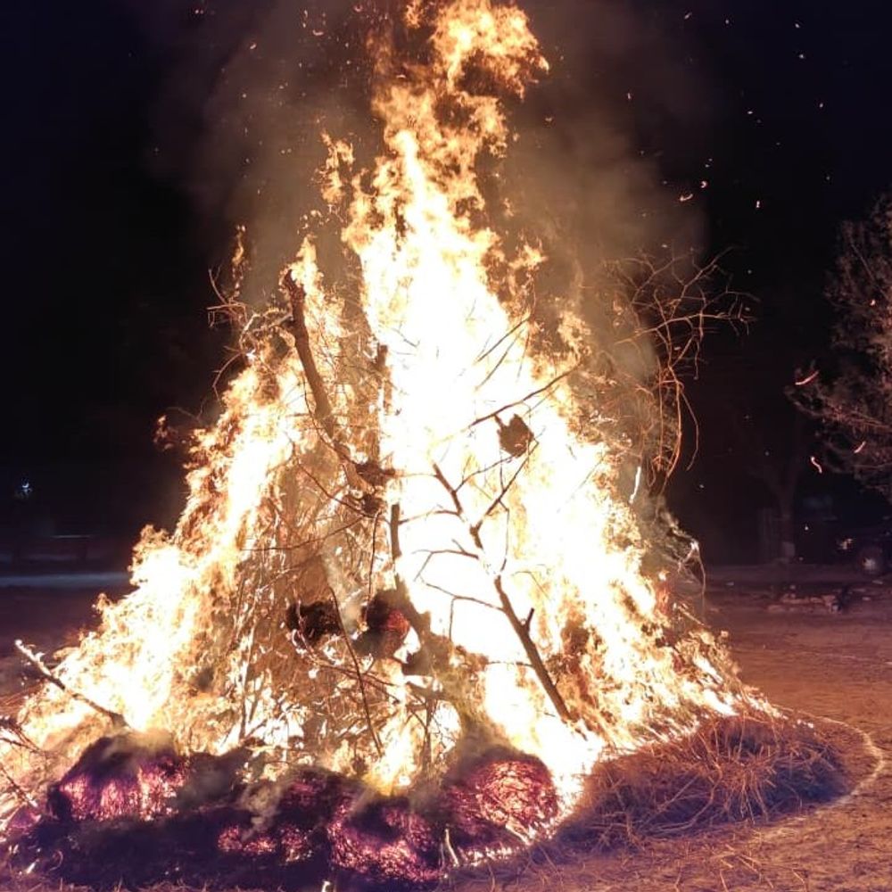 कौशांबी में 1082 स्थानों पर वैदिक मंत्रोच्चार से होलिका दहन:एसपी व एएसपी ने पुलिस लाइन में किया, चंद्र ग्रहण से दो दिन हुआ होलिका दहन