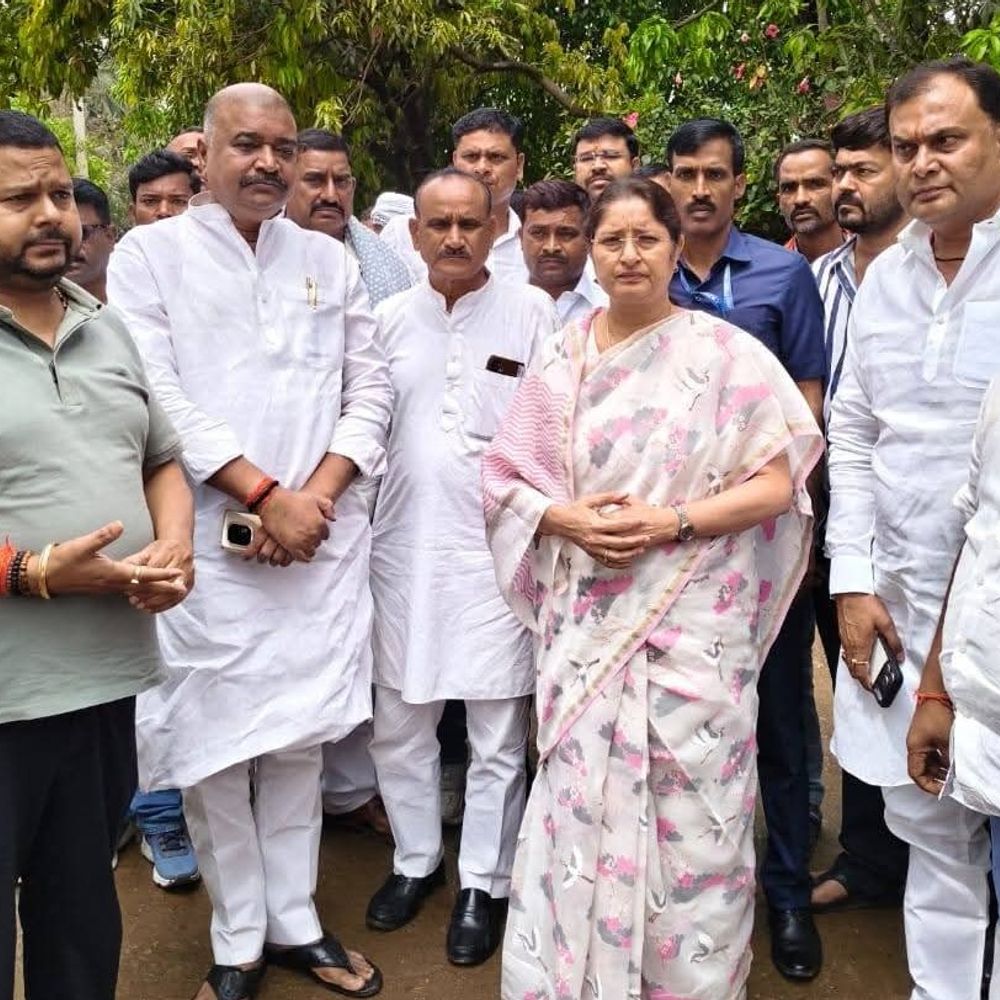 नवादा में पूर्व मंत्री के बेटे की मौत पर शोक:केंद्रीय मंत्री अन्नपूर्णा देवी ने परिवार से मुलाकात की, समाज के साथ खड़े रहने की बात कही