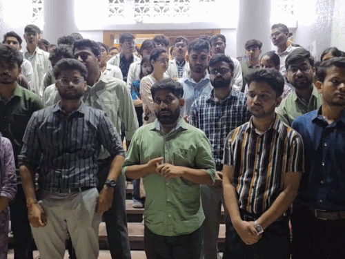 BHU अस्पताल की व्यवस्था के खिलाफ जूनियर रेजिडेंस का विरोध:जेआर-1 ने शुरू किया हड़ताल, आत्महत्या की कोशिश करने‌ वाली साथी के लिए मांग रहे न्याय