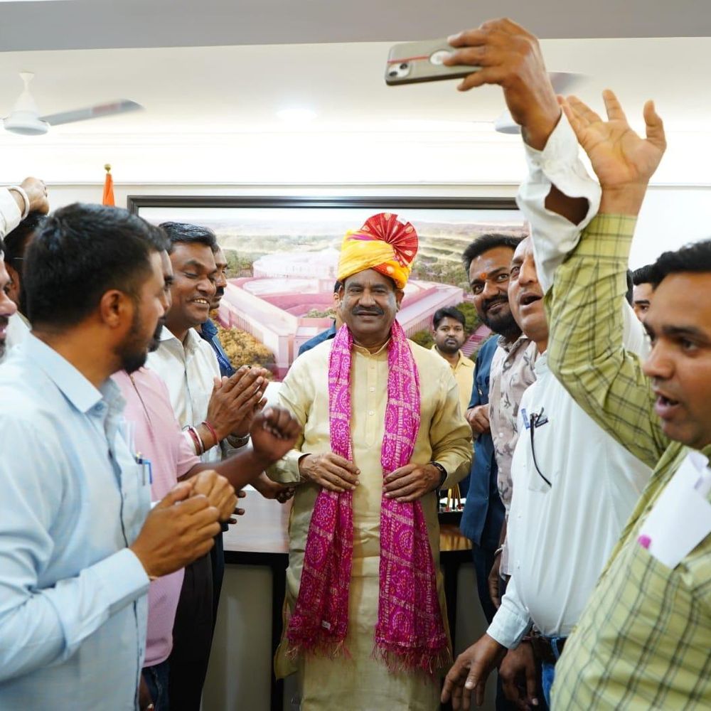 लोकसभा अध्यक्ष से जनप्रतिनिधियों ने की मुलाकात:करवर स्कूल को पीएमश्री योजना में शामिल करने पर जताया आभार