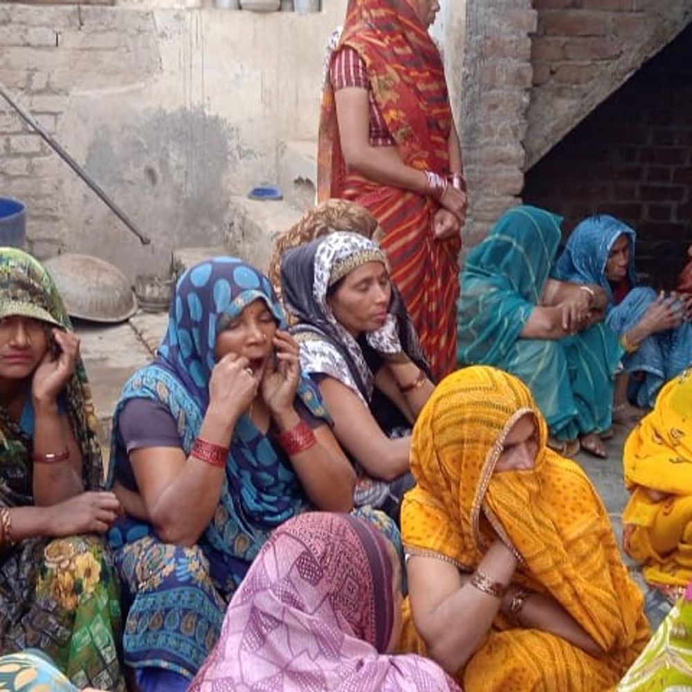 विवाहिता की संदिग्ध हालात में मौत, हत्या का आरोप:बदायूं में मायके वालों ने हंगामा किया, पुलिस ने शव कब्जे में लिया