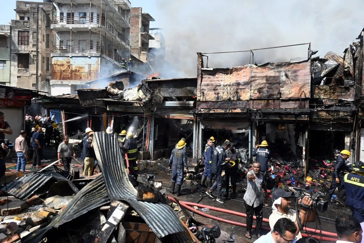 अहमदाबाद के पांचकुवा-रेवड़ी बाजार में भीषण आग, 22 दुकानों तक फैली