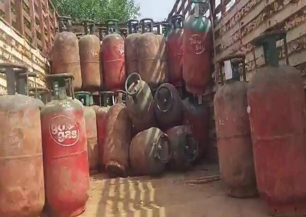 रामगढ़ के धनखेड़ा में पकड़े गए 150 अवैध गैस सिलेंडर जब्त