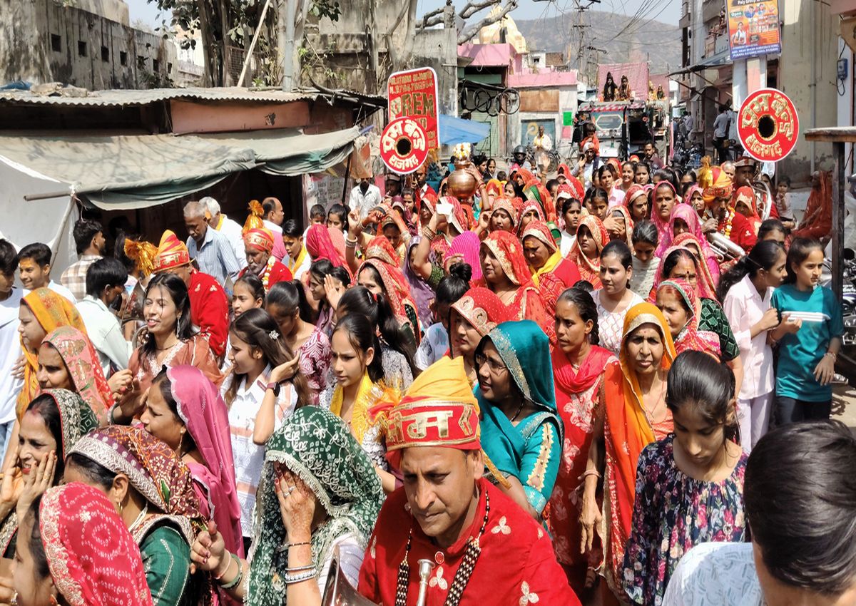 भव्य शोभायात्रा में श्रद्धालुओं ने की पुष्पवर्षा, जयकारों से वातावरण बना धर्ममय