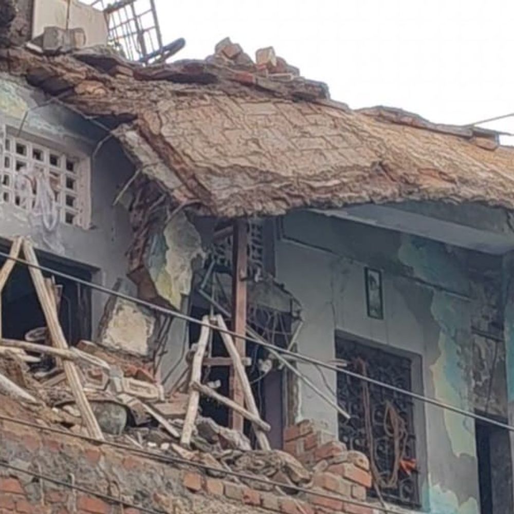 फरीदाबाद में रेनोवेशन के दौरान छज्जा गिरा:सेटरिंग बिजली लाइनों पर अटकी; खाना खाने गए थे मजदूर, बड़ा हादसा टला