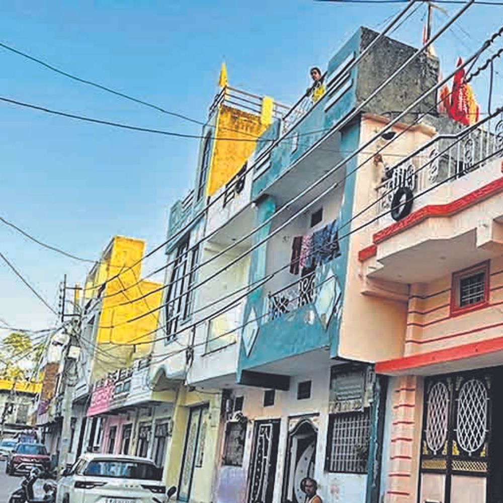 खांदू कॉलोनी में बिजली के झूलते तारों से रोज शॉर्ट सर्किट, घरों के उपकरण जल रहे