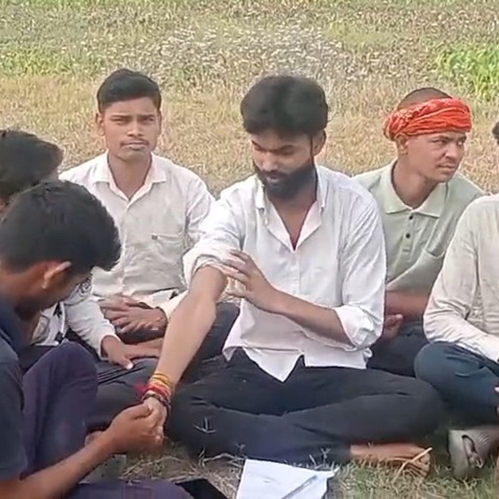 युवाओं ने सीएम योगी को खून से लिखा लेटर:टेढ़ी नदी में गिर रहे गंदे नाले के पानी को रोकने की मांग, डीएम को भी लिखा पत्र