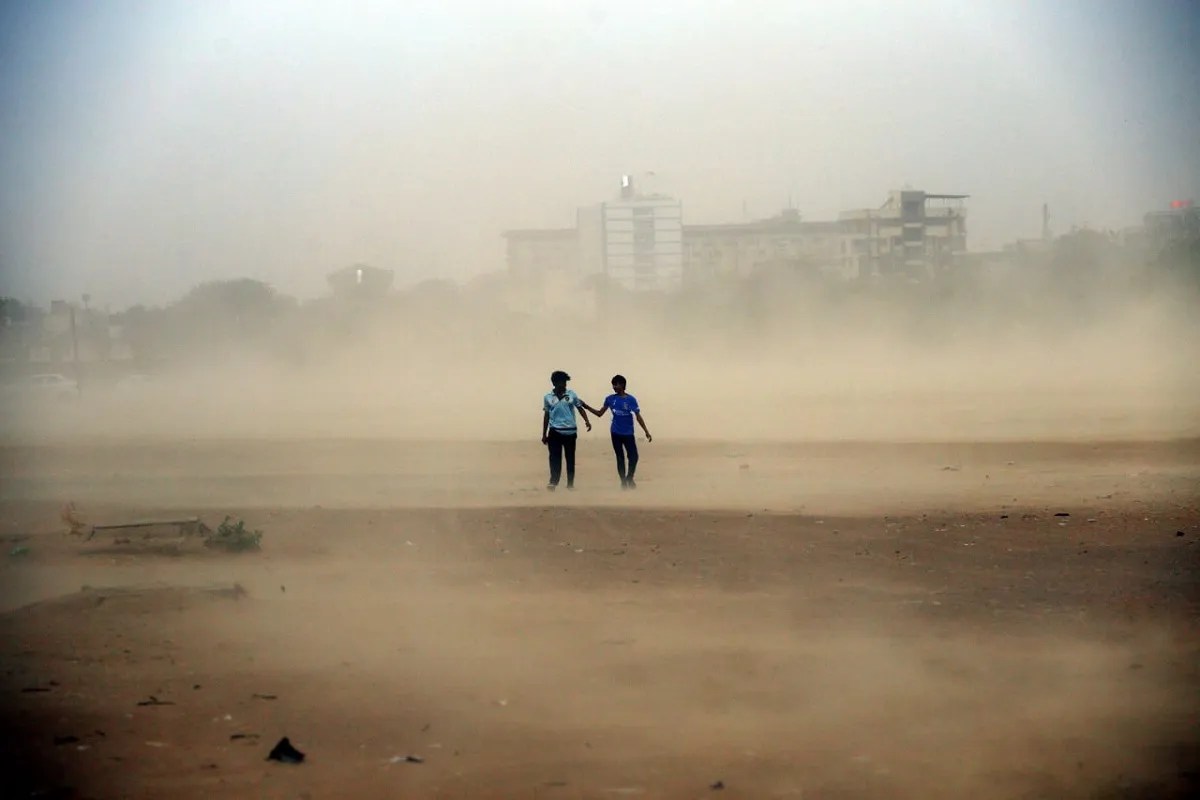 शहर में आंधी से छाया रहा धूल का गुबार, कहीं बूंदा-बांदी, हल्की बारिश