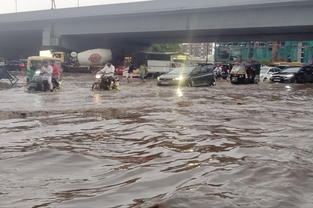 गुजरात में बदला मौसम: कई हिस्सों में आंधी के साथ बेमौसम बारिश, ओले भी गिरे