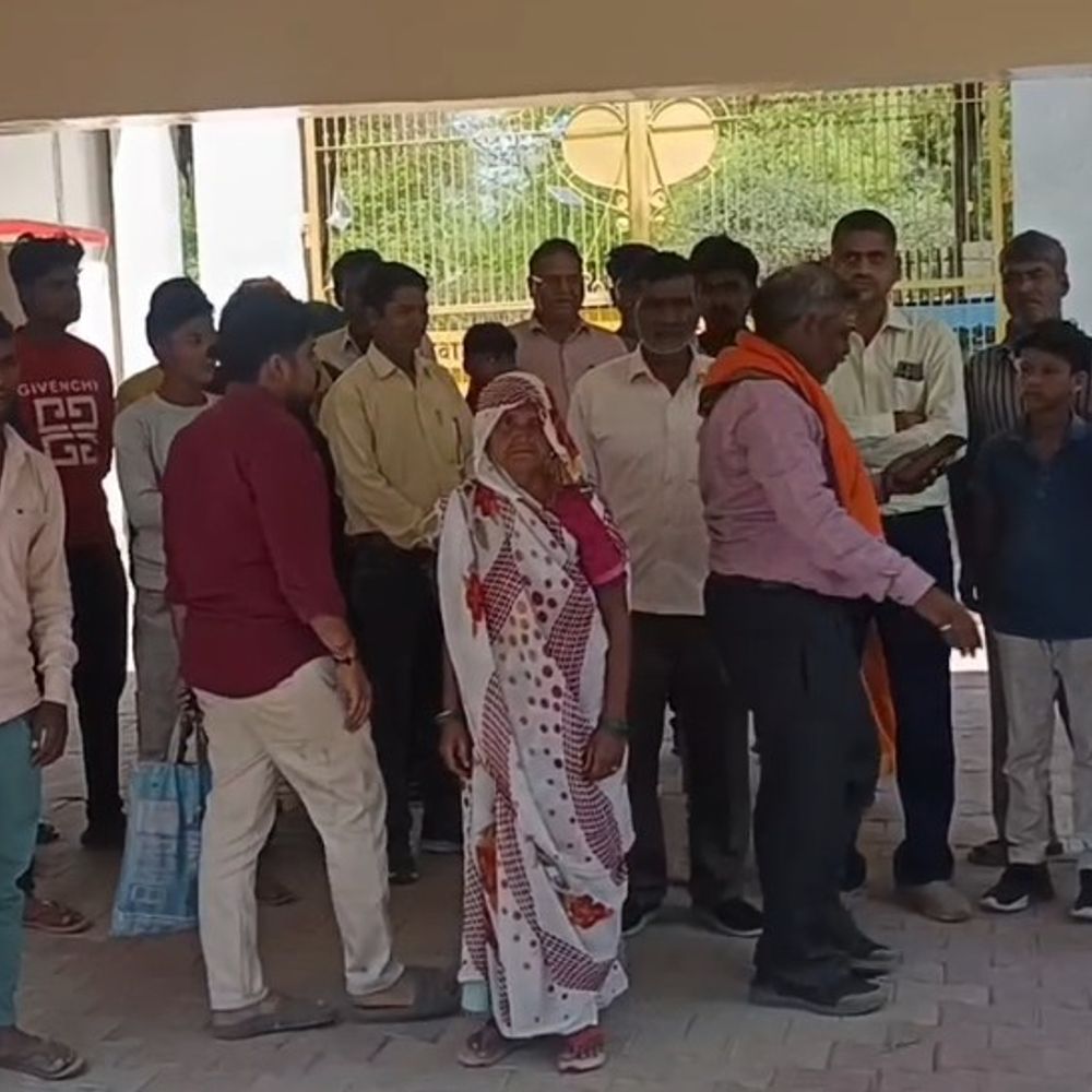 सरकारी पटरी पर अवैध कब्जे की शिकायत:एटा में ग्रामीणों ने राजस्व विभाग पर मिलीभगत का आरोप लगाया