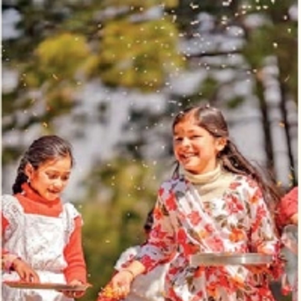 भारत की लोक परंपराओं से सीखें खुश रहने के सूत्र:हैप्पीनेस का फॉर्मूला हमारी संस्कृति में; उत्तराखंड के फूलदेई त्योहार से केरल की नौका दौड़ तक, ये परंपराएं सिखाती हैं जीना