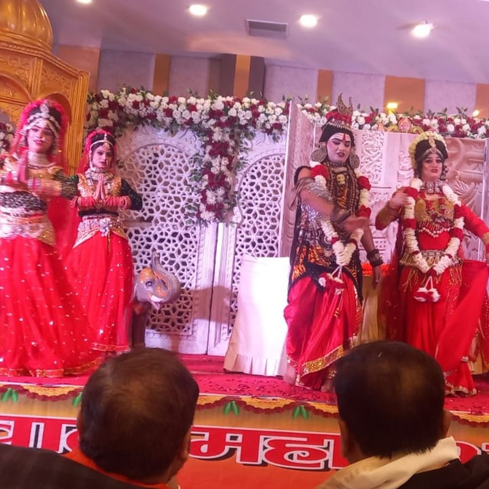 हापुड़ में अग्रवाल महासभा का होली मिलन समारोह:एकता और उत्साह का रंग छलका, पारंपरिक होली के रंगों में शुरू हुआ मिलन समारोह