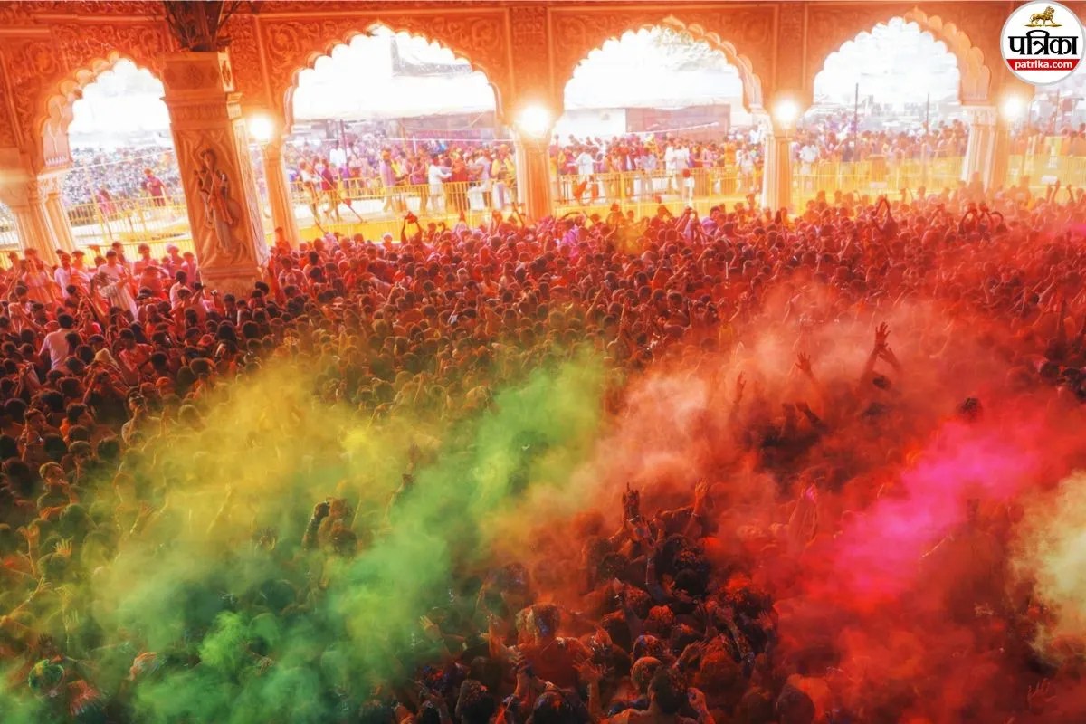 Jaipur Holi Celebration: गोविंद देवजी मंदिर में भक्तों ने खेली होली, ठाकुरजी के दरबार में बरसे फूल और गुलाल, उमड़ पड़ा शहर