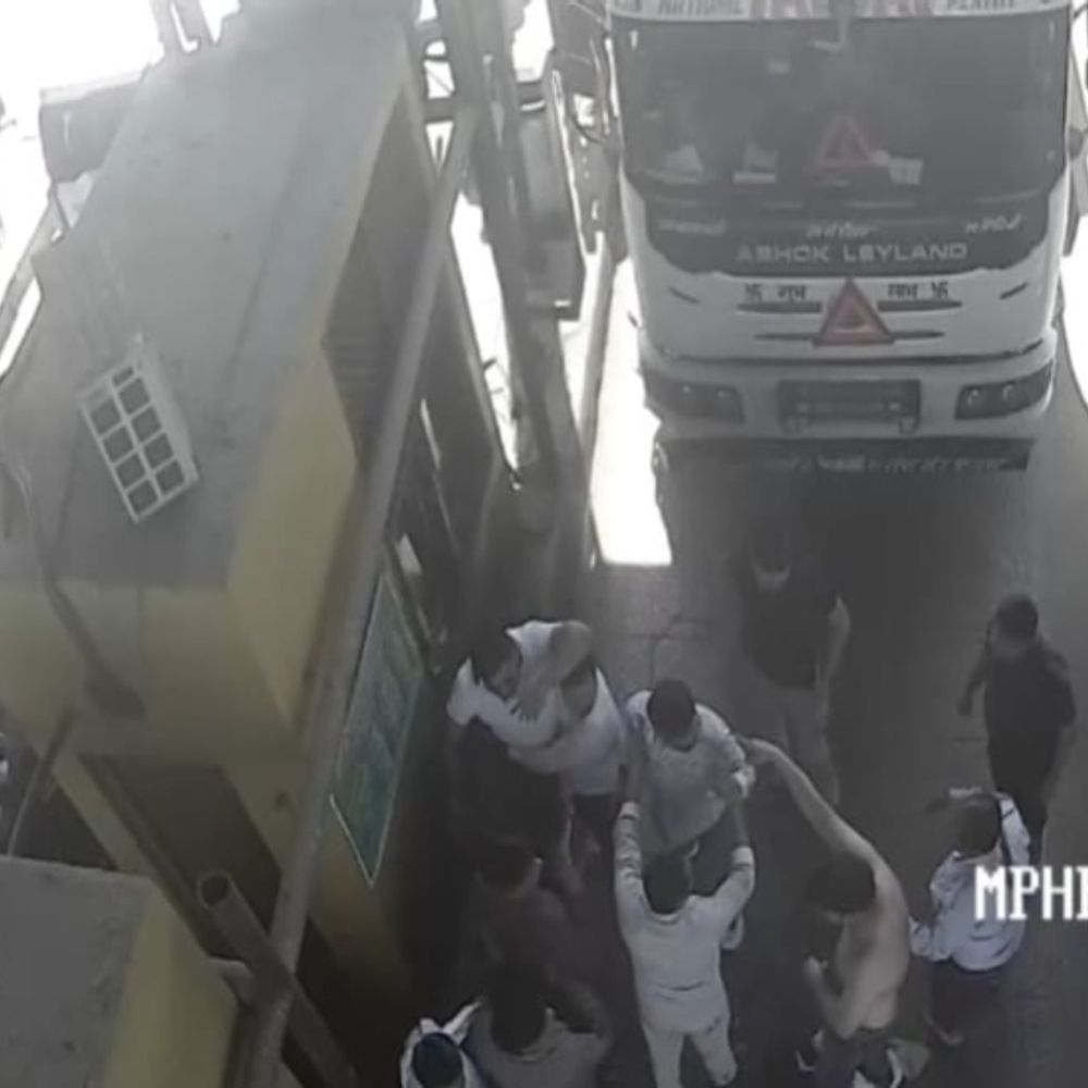 ग्वालियर-भिंड हाइवे के बरैठा टोल पर फिर मारपीट, VIDEO:बिना टोल चुकाए रॉन्ग साइड निकलना चाहते थे, रोका तो मचाया उत्पात