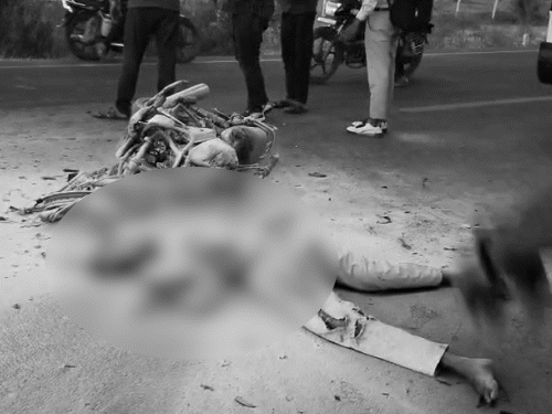 तापी में दो बाइक टकराने से 4 की मौत:मृतकों में 12वीं की परीक्षा देकर लौट रहे 3 स्टूडेंट, हादसे के बाद बाइक में लगी आग