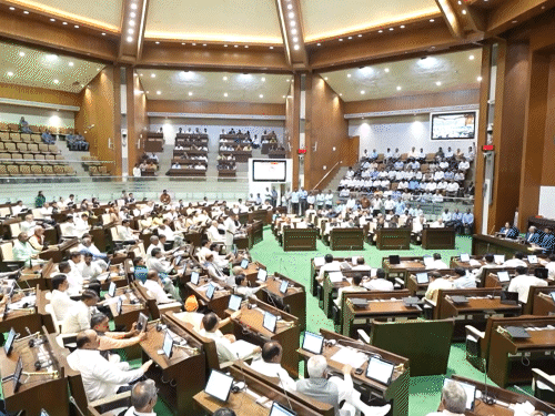 गुजरात विधानसभा में UCC बिल पेश:सभी पर समान नियम लागू होंगे, गृह मंत्री संघवी बोले- राज्य के लिए स्वर्णिम दिन