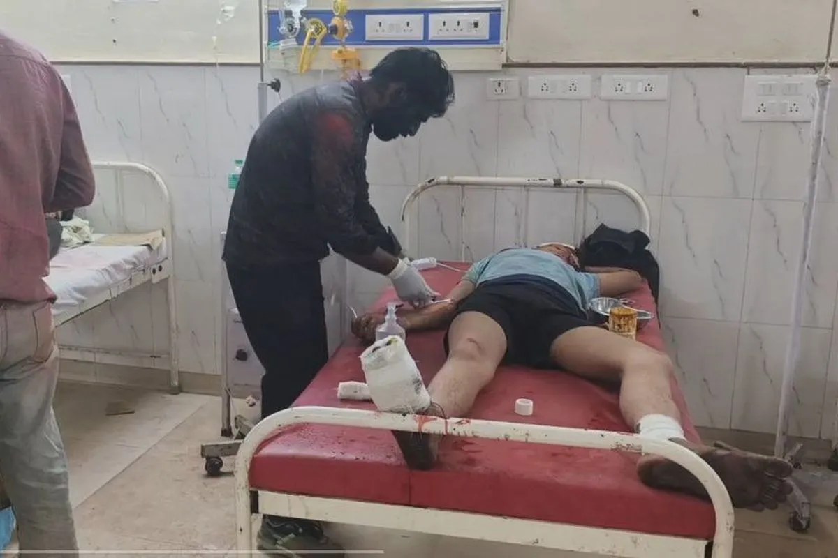 कार की टक्कर से बाइक सवार 2 की मौत, एक गंभीर