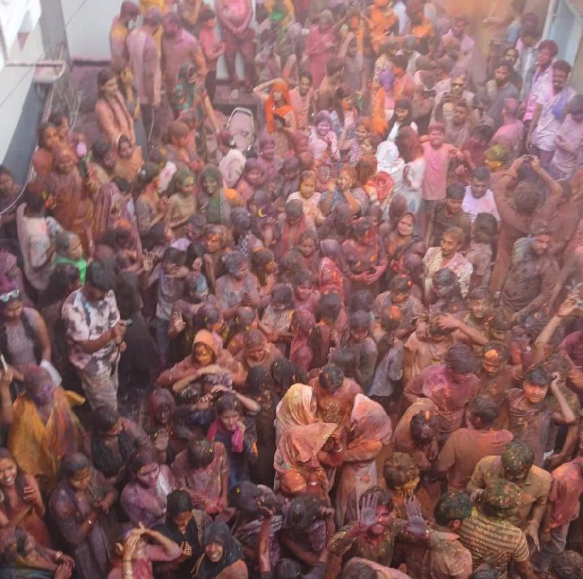 Video: सागर के बड़ा बाजार स्थित श्रीदेव बांके राघवजी मंदिर में भक्तों ने खेली जमकर होली