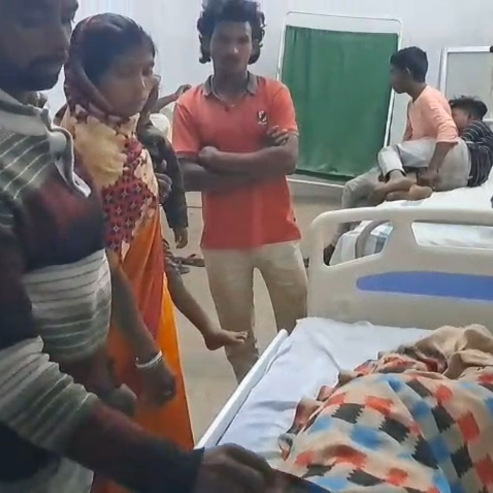 जमुई में निर्माणाधीन सड़क के गड्ढे में गिरी बाइक:मामा-भांजा गंभीर घायल, एक की हालत नाजुक