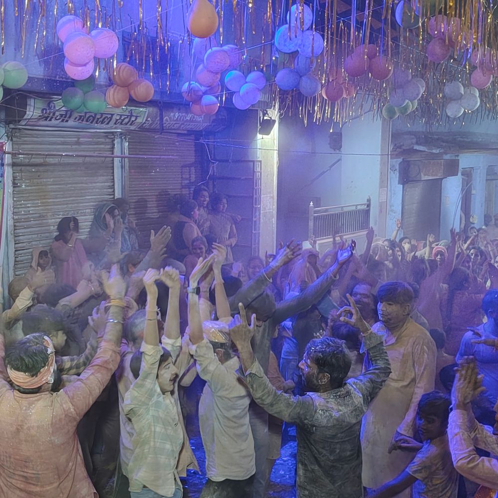 खिलचीपुर मंदिर में देर रात तक बरसे रंग-फूल:उज्जैन की हर्बल गुलाल, राजस्थान के गुलाबों से सजी फाग