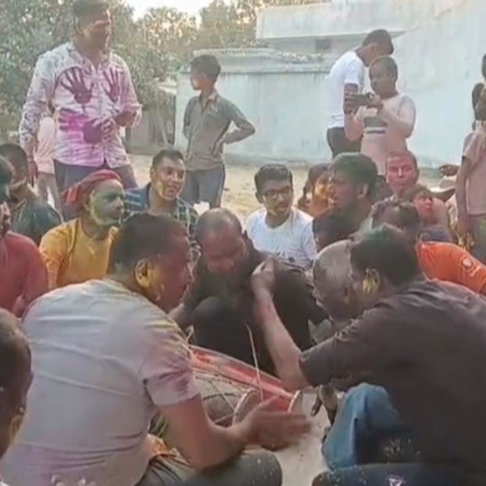 भागलपुर में पारंपरिक फगुआ गीतों से मना रहे होली:गांवों में ढोल की थाप पर झूम रहे लोग, कहा- पूर्वजों की परंपरा को जिंदा रख रहे