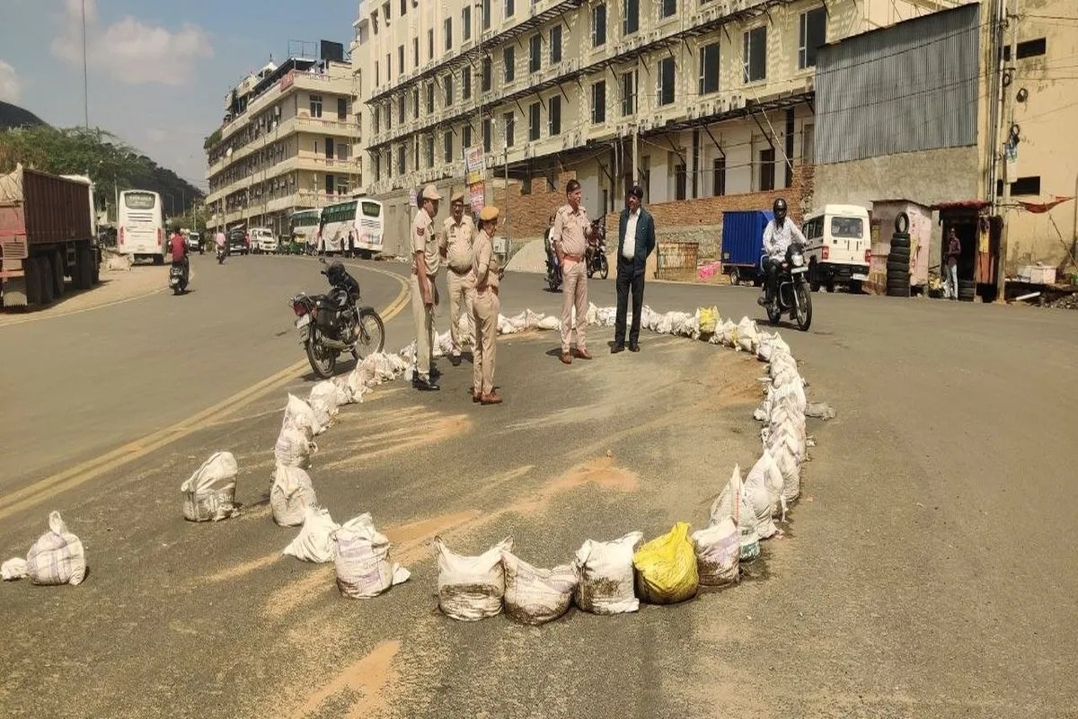 ट्रैफिक पुलिस ने मिट्टी के कट्टे लगा बनाई सर्कल, सुगम राह के लिए एक सप्ताह तक करेंगे ट्रायल