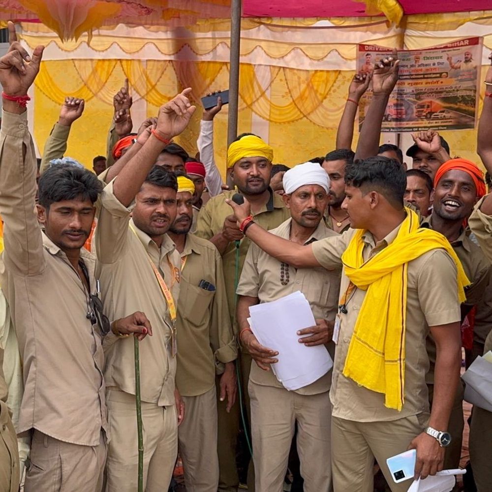 बिहार ड्राइवर एसोसिएशन ने सरकार को सौंपा मांग पत्र:नवादा में व्यावसायिक ड्राइवरों के लिए 10 मांगों पर जोर