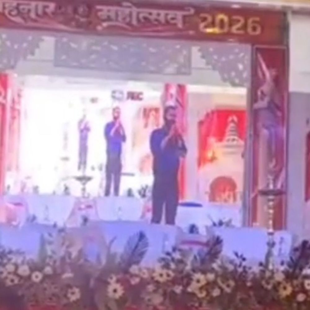 महनार महोत्वस में देसरी BDO की शानदार प्रस्तुति:’प्यारा दीवाना होता है’, सैयारा फिल्म का टाइटल ट्रैक सांग गाया, लोगों का मन मोहा