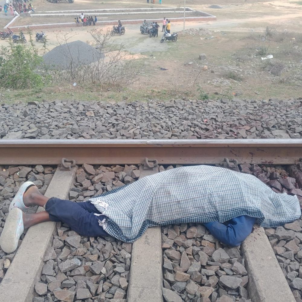 युवक की वंदे भारत ट्रेन से कटकर मौत:हजारीबाग में रेलवे ट्रैक पर कूदकर की आत्महत्या, वजह अब तक स्पष्ट नहीं