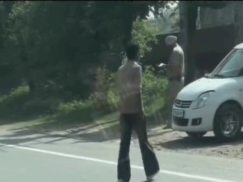 एएसआई और होमगार्ड का रिश्वत मांगते वीडियो वायरल:लुधियाना में ड्राइवरों से ‘एंट्री फीस वसूल रहे थे, चालान करने की धमकी, दोनों लाइन हाजिर