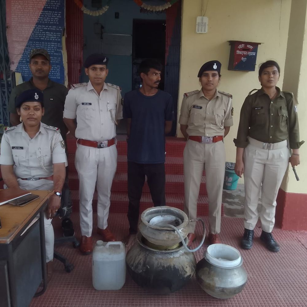 गया के कावर गांव से शराब माफिया गिरफ्तार:आंती पुलिस ने भारी मात्रा में महुआ बरामद किया, मुखबिर की सूचना पर की गई कार्रवाई में मिली कामयाबी