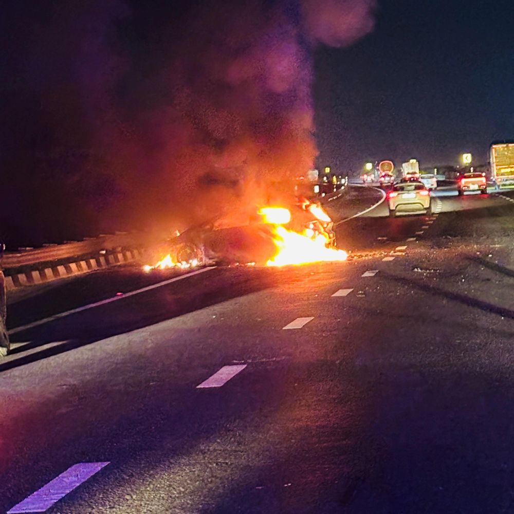 मेरठ-दिल्ली एक्सप्रेसवे पर कार बनी आग का गोला, VIDEO:तेज रफ्तार गाड़ी ने पीछे से मारी टक्कर, CNG किट में धमाका; चालक ने कूदकर बचाई जान